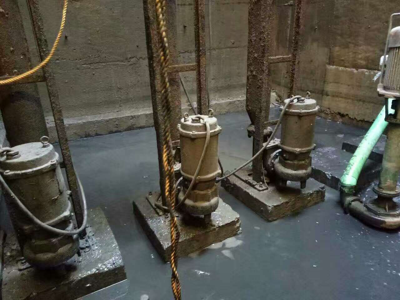 禄丰污水池清理