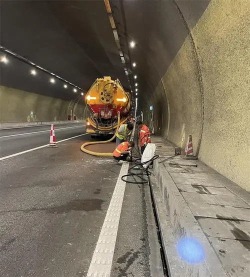 禄丰隧道排水渠清淤